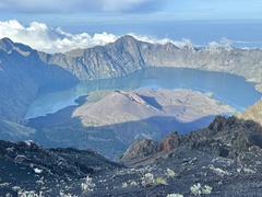 Mt. Rinjani (3.726 m): Otok Lombok, Indonezija