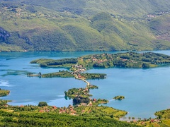 Ramsko  jezero i Franjevački  samostan  na Šćitu