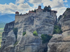 Grčka Meteora-planinarenje i obilazak srednjovjekovnih monaških manastira izgrađenih na stijenama